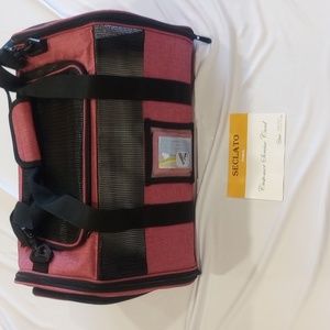 Collapsible pet Carrier.